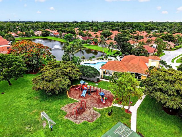 8021 Via Hacienda, Riviera Beach, FL 33418