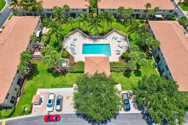 8021 Via Hacienda, Riviera Beach, FL 33418