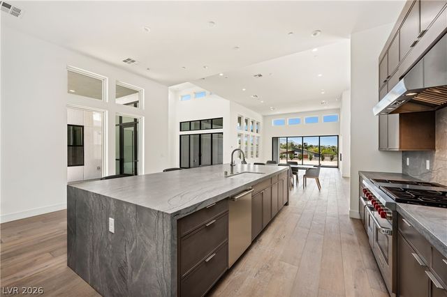 10950 Rossa Peak Avenue, Las Vegas, NV 89135