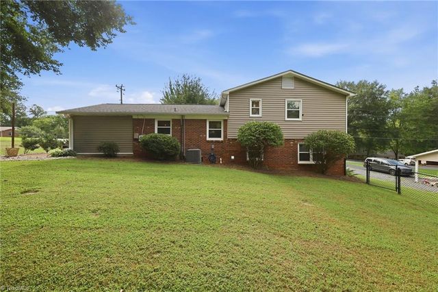 602 Merriweather Drive, King, NC 27021