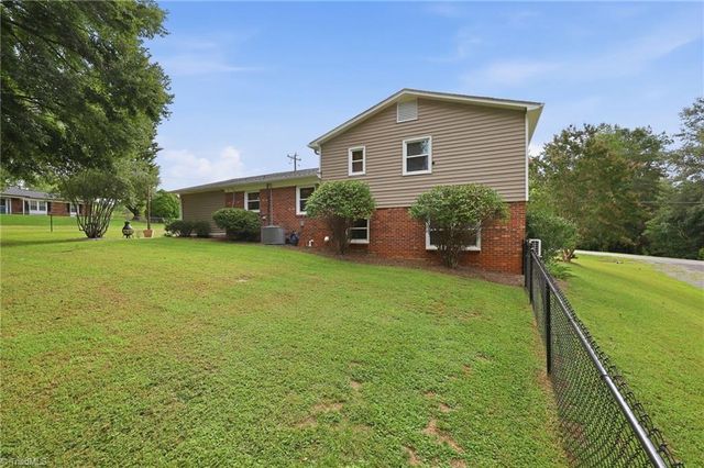 602 Merriweather Drive, King, NC 27021
