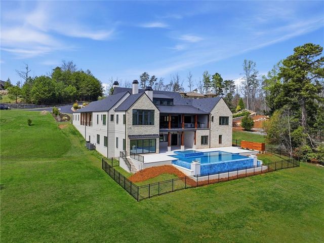 8510 Blue Heron Dr, Gainesville, GA 30506