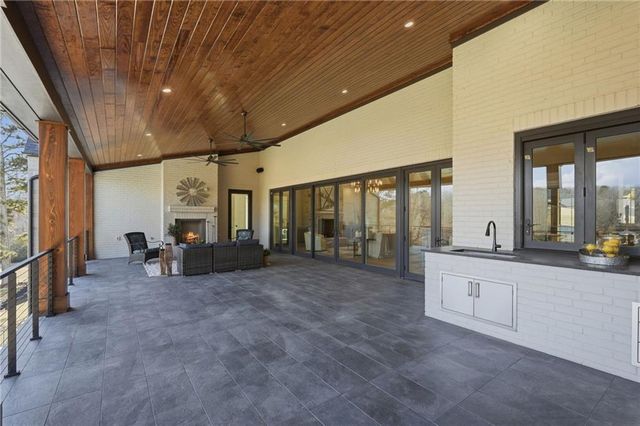 8510 Blue Heron Dr, Gainesville, GA 30506