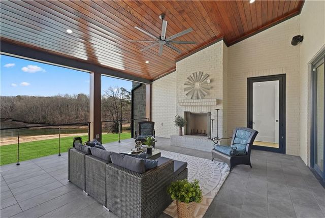 8510 Blue Heron Dr, Gainesville, GA 30506