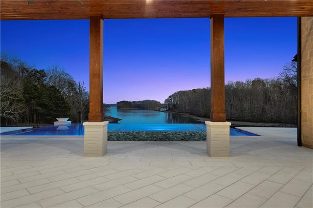 8510 Blue Heron Dr, Gainesville, GA 30506
