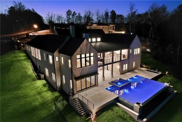 8510 Blue Heron Dr, Gainesville, GA 30506
