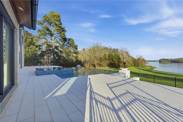 8510 Blue Heron Dr, Gainesville, GA 30506