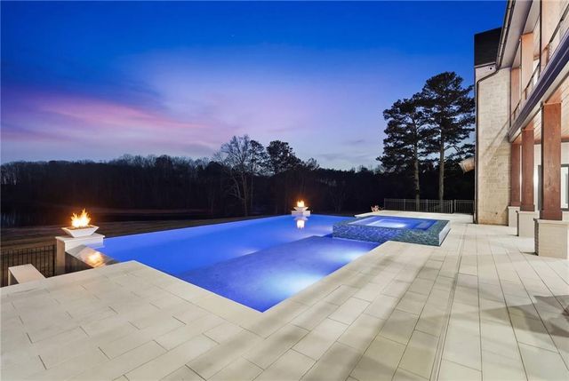8510 Blue Heron Dr, Gainesville, GA 30506
