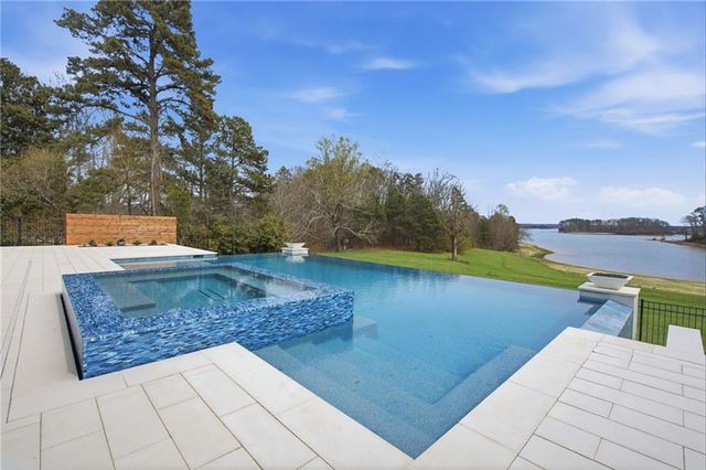 8510 Blue Heron Dr, Gainesville, GA 30506