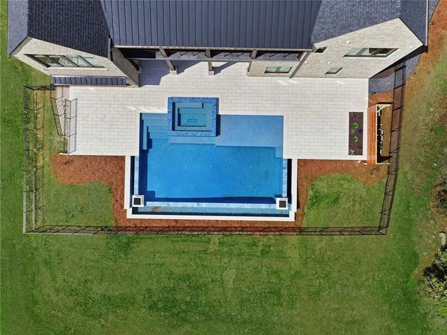 8510 Blue Heron Dr, Gainesville, GA 30506