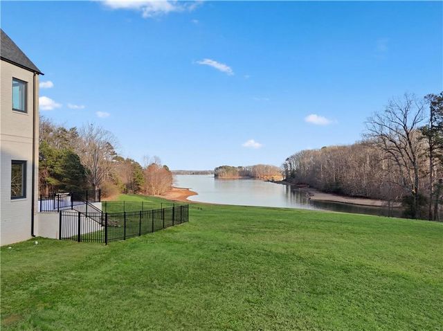 8510 Blue Heron Dr, Gainesville, GA 30506