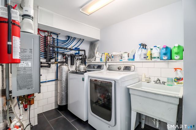 8 Marilyn Road, Brookfield, CT 06804