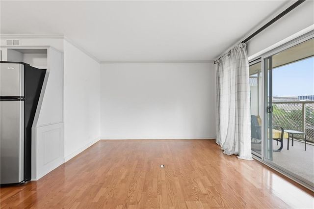 310 W 49 Street 101, Kansas City, MO 64112