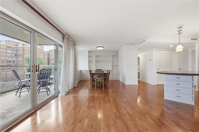 310 W 49 Street 101, Kansas City, MO 64112