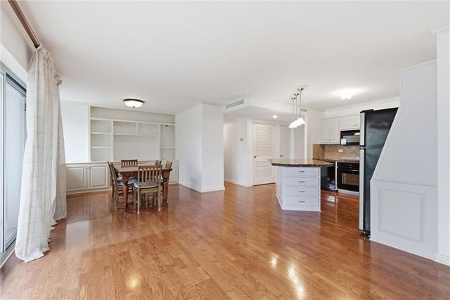 310 W 49 Street 101, Kansas City, MO 64112