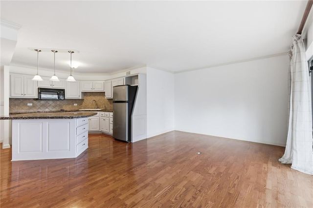 310 W 49 Street 101, Kansas City, MO 64112