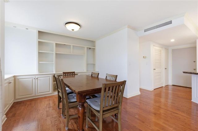310 W 49 Street 101, Kansas City, MO 64112
