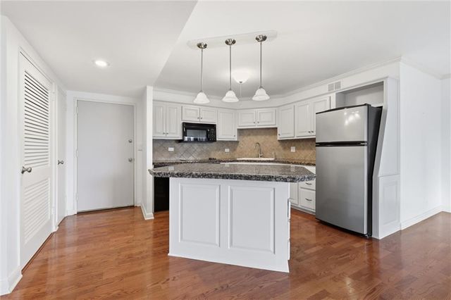 310 W 49 Street 101, Kansas City, MO 64112