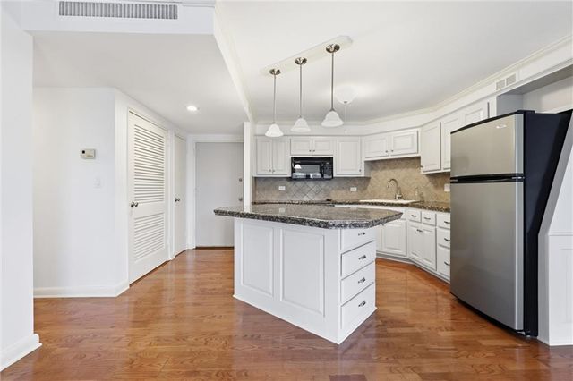 310 W 49 Street 101, Kansas City, MO 64112