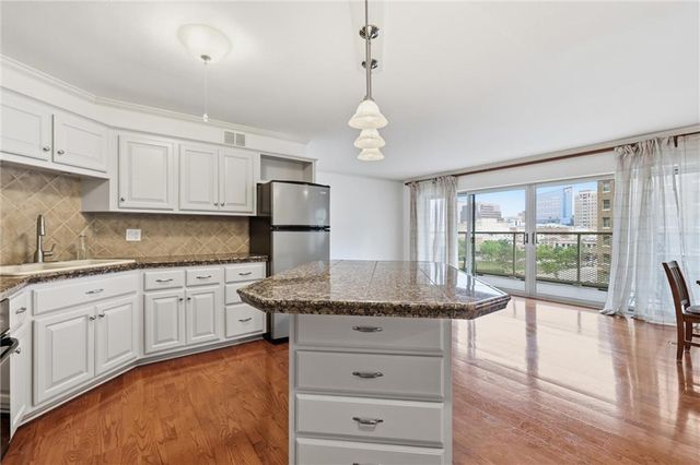 310 W 49 Street 101, Kansas City, MO 64112
