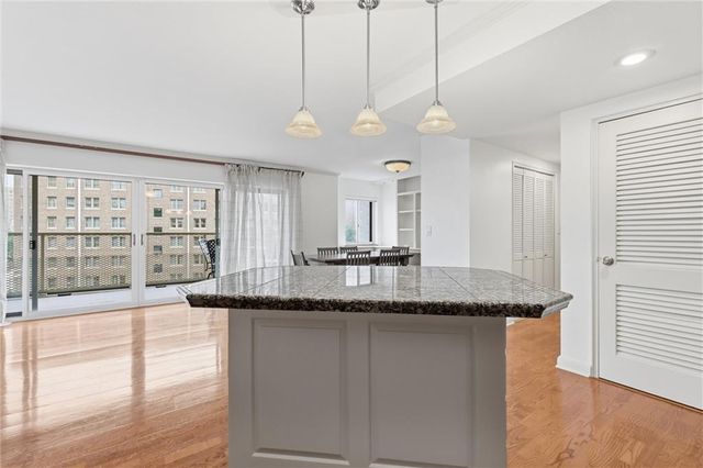 310 W 49 Street 101, Kansas City, MO 64112