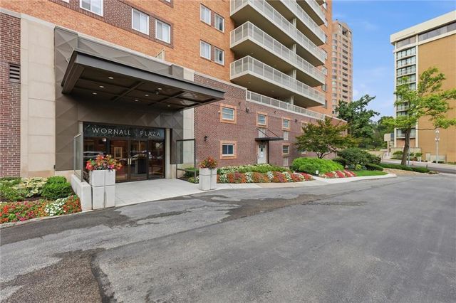 310 W 49 Street 101, Kansas City, MO 64112