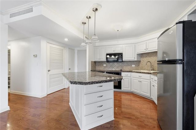 310 W 49 Street 101, Kansas City, MO 64112