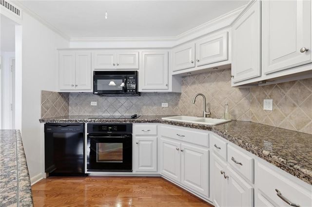 310 W 49 Street 101, Kansas City, MO 64112