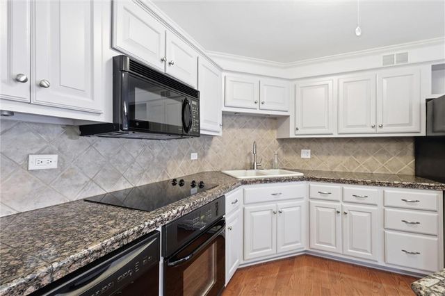 310 W 49 Street 101, Kansas City, MO 64112