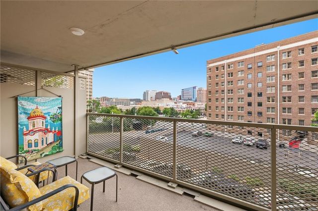 310 W 49 Street 101, Kansas City, MO 64112