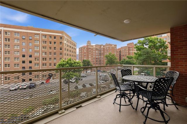 310 W 49 Street 101, Kansas City, MO 64112
