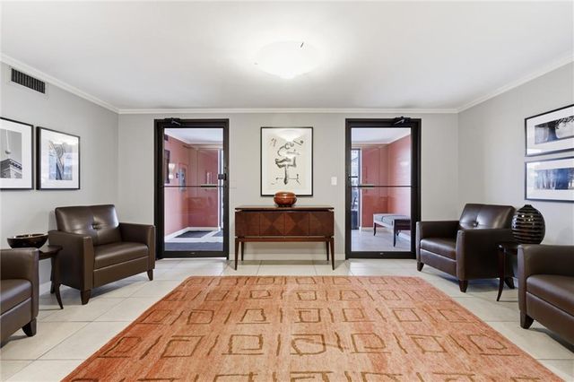 310 W 49 Street 101, Kansas City, MO 64112