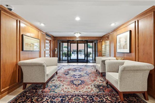 310 W 49 Street 101, Kansas City, MO 64112