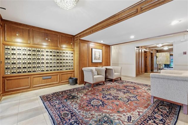 310 W 49 Street 101, Kansas City, MO 64112