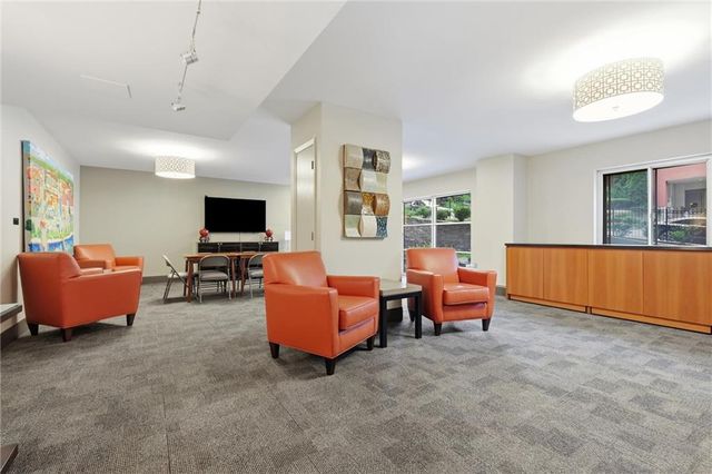 310 W 49 Street 101, Kansas City, MO 64112