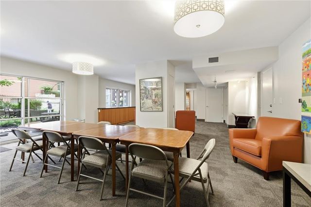 310 W 49 Street 101, Kansas City, MO 64112