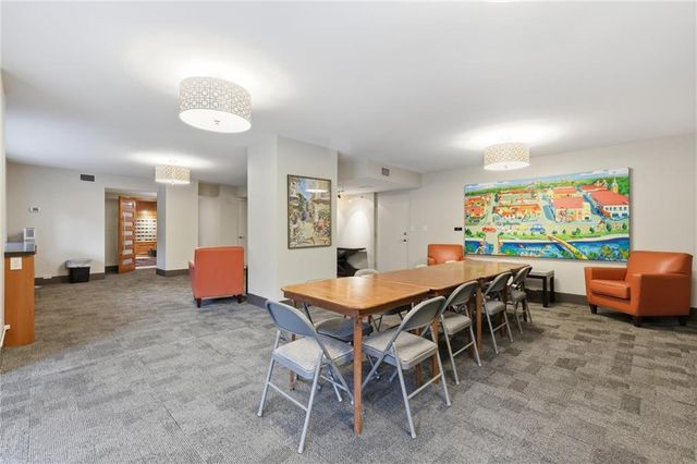 310 W 49 Street 101, Kansas City, MO 64112
