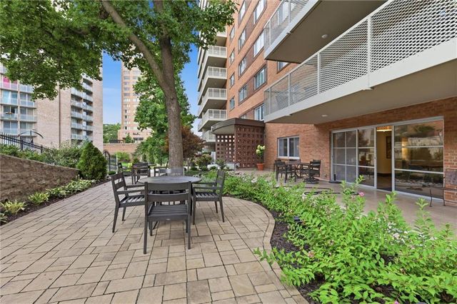 310 W 49 Street 101, Kansas City, MO 64112