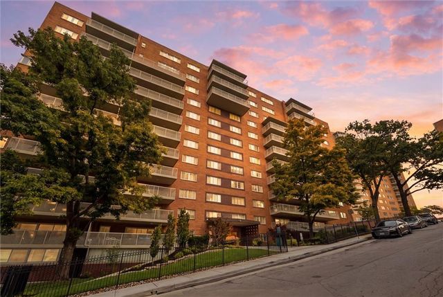 310 W 49 Street 101, Kansas City, MO 64112
