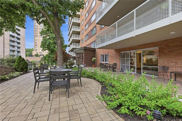 310 W 49 Street 101, Kansas City, MO 64112
