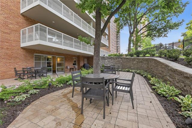 310 W 49 Street 101, Kansas City, MO 64112