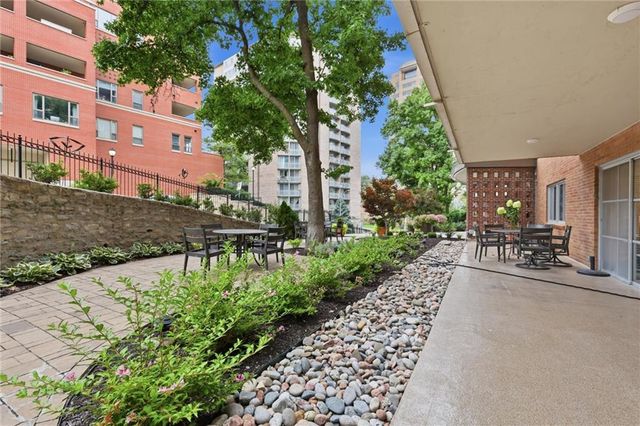 310 W 49 Street 101, Kansas City, MO 64112