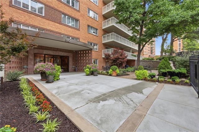 310 W 49 Street 101, Kansas City, MO 64112