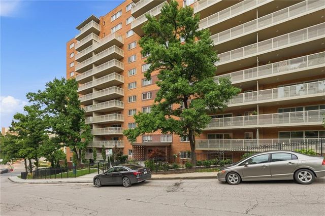 310 W 49 Street 101, Kansas City, MO 64112