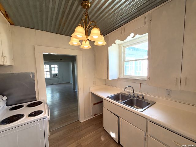 619 S ERKEL AVE, Seguin, TX 78155