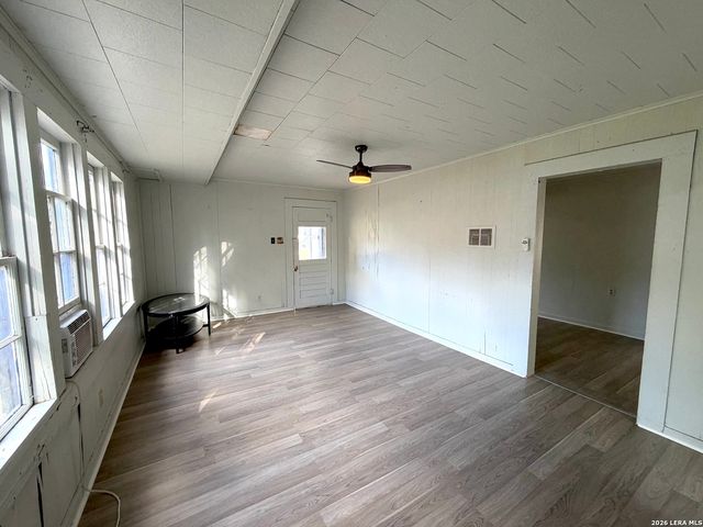 619 S ERKEL AVE, Seguin, TX 78155