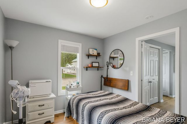 32 W Mckinley Avenue, Zeeland, MI 49464