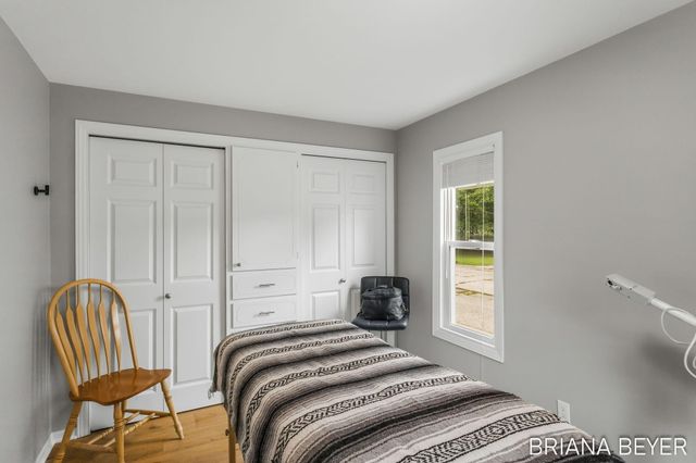 32 W Mckinley Avenue, Zeeland, MI 49464