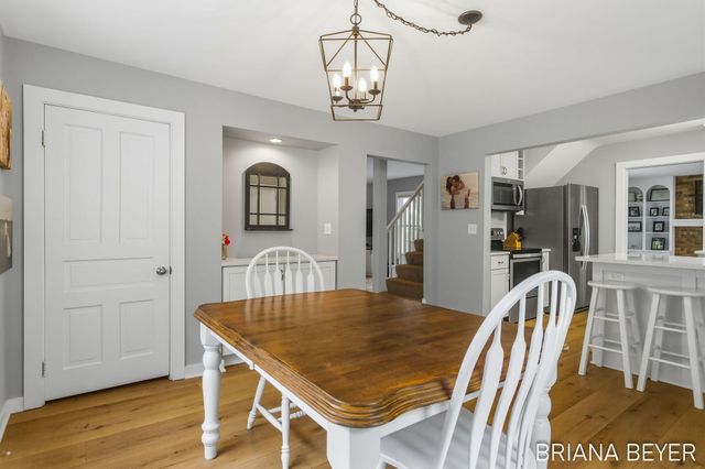 32 W Mckinley Avenue, Zeeland, MI 49464