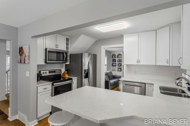 32 W Mckinley Avenue, Zeeland, MI 49464